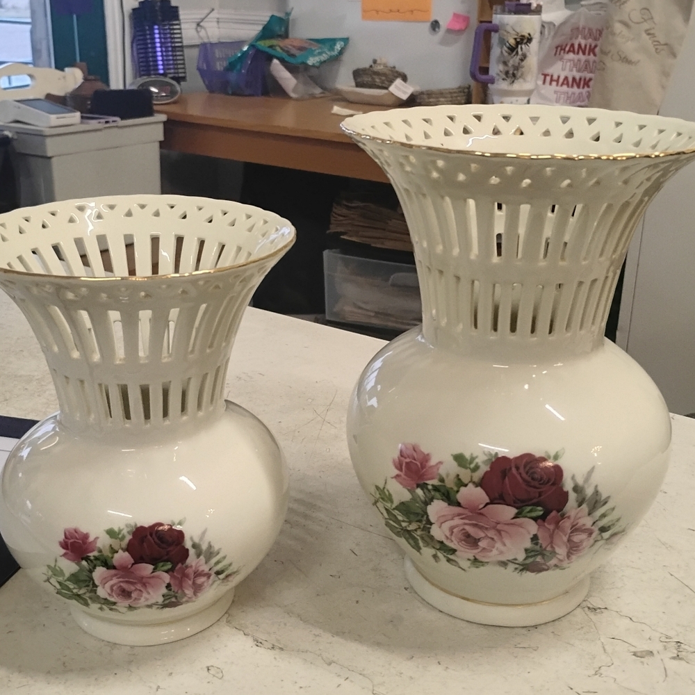 2#Charming Floral Vases with Red Ribbon